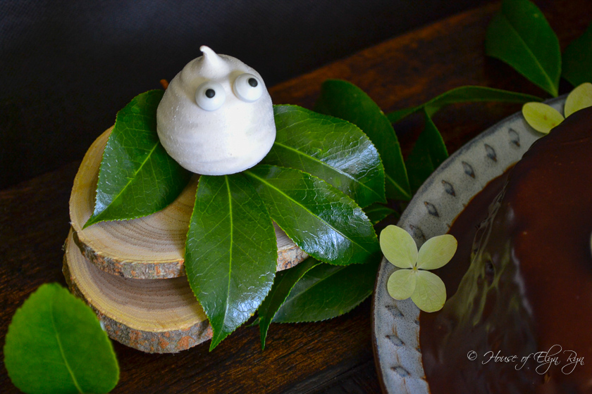 Small meringue ghost