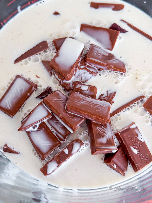 Melting chocolate in hot cream
